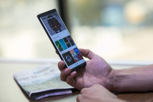 سامسونگ صدرنشینی بازار موبایل را در سه‌ماهه پایانی ۲۰۱۷ از دست می‌دهد